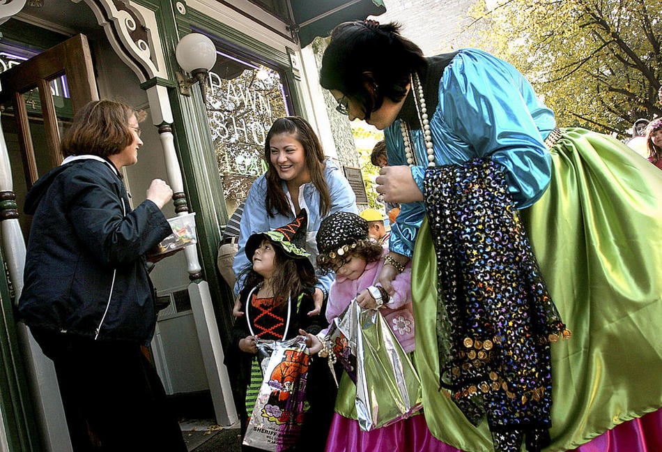 Halloween safety tips for trick-or-treaters, homeowners and drivers — Naperville Technology news